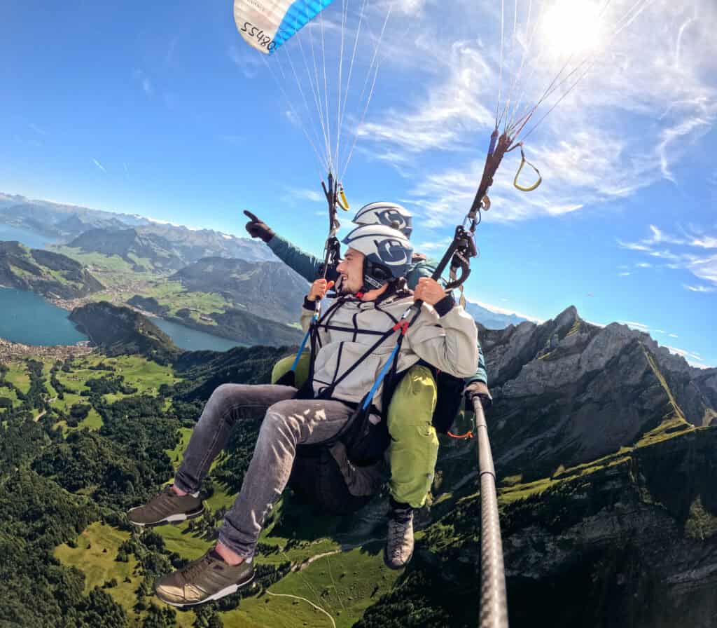 Zwei Gleitschirmpiloten über dem schönsten Tandemfluggebiet der Schweiz. Im Hintergrund sieht man den Pilatus.